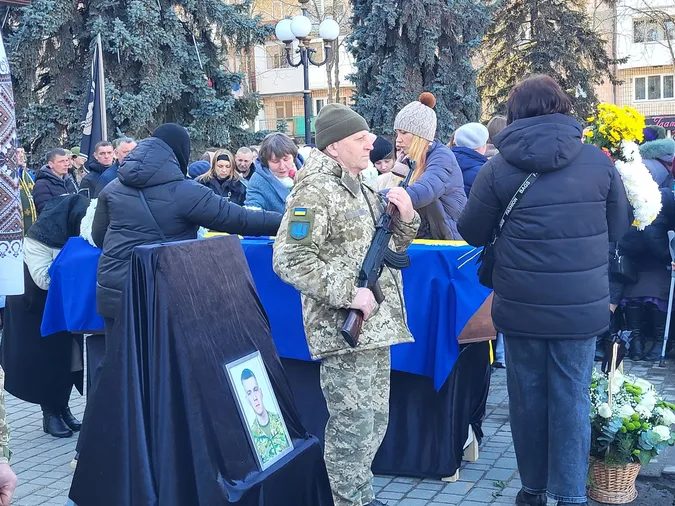 Йому б ще жити й жити: у Ковелі попрощалася із 22-річним воїном Назаром Кіперчуком (фото)