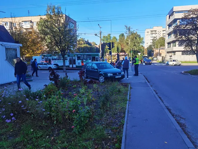 У Луцьку на Відродження автомобіль на зупинці збив чоловіка (фото, відео)