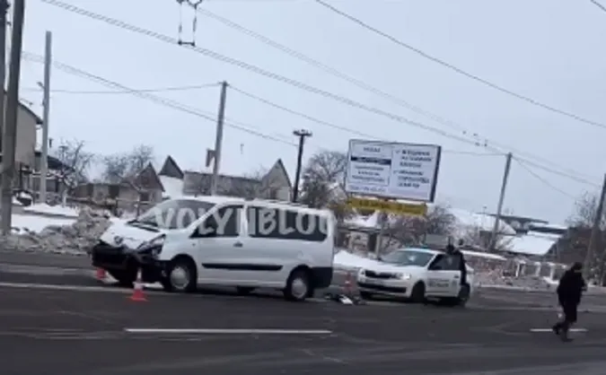Під Луцьком бус на швидкості влетів у навчальне авто (фото)