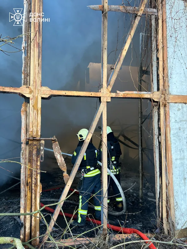 У Луцьку після атаки російських «Шахедів» гасять масштабну пожежу (фото)