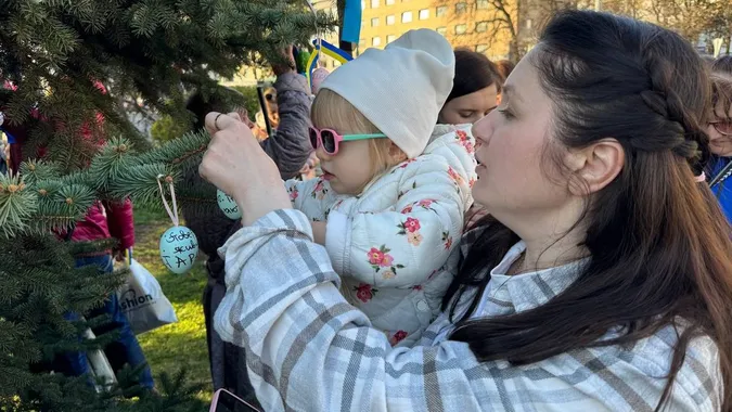 «Великодня надія»: у Луцьку рідні полонених та зниклих безвісти Героїв влаштували акцію (фото)