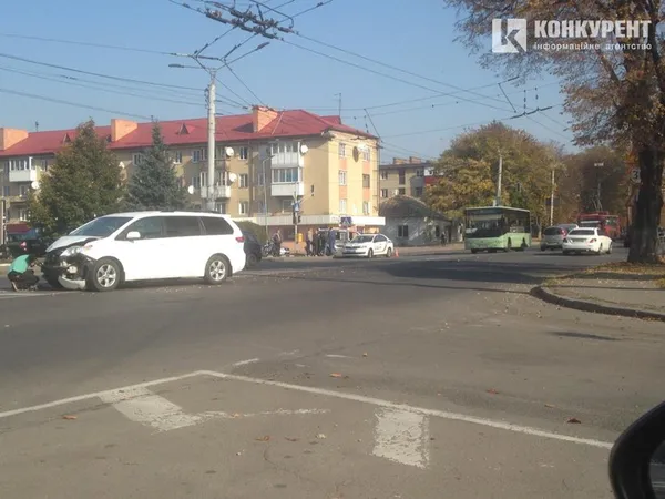 На Київському майдані у Луцьку зіткнулися два автомобілі