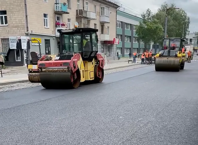 У Луцьку на Волі почали вкладати асфальт (фото, відео)