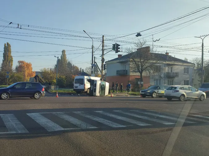 У Луцьку на Дубнівській влупилися два буси (фото, відео)