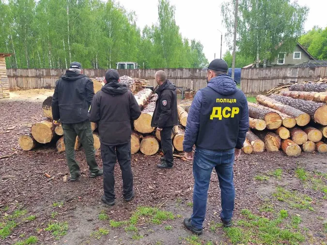На Волині в оселях лісокрадів, які спалили автомобіль з дубом, знайшли зброю (фото)