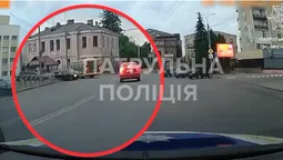 У центрі Луцька п'яний водій маршрутки потрапив у ДТП (відео)