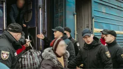 Люди залишали дім під звуки вибухів: до Ковеля прибув евакуаційний потяг з Донеччини (фото)