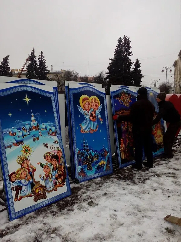 Біля головної ялинки Луцька облаштовують дитяче містечко (фото)