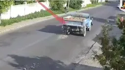 У Луцьку самоскид «загубив» вантаж посеред дороги (відео)