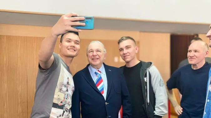 путініст Петросян провідав окупантів у шпиталі з сумкою за майже $4 тисячі (фото)