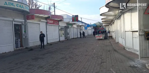 Як працюють Центральний та Варшавський ринки у Луцьку у карантин вихідного дня (фоторепортаж)
