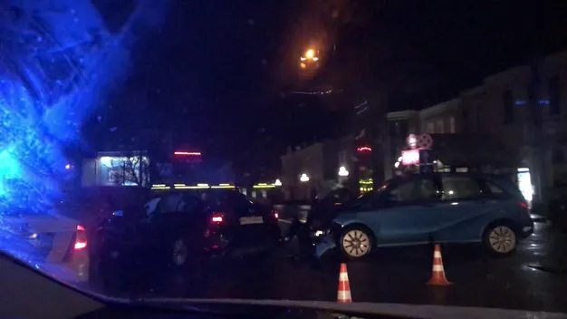 Аварія у центрі Луцька: одна з автівок «поцілувала» огорожу (фото, відео)