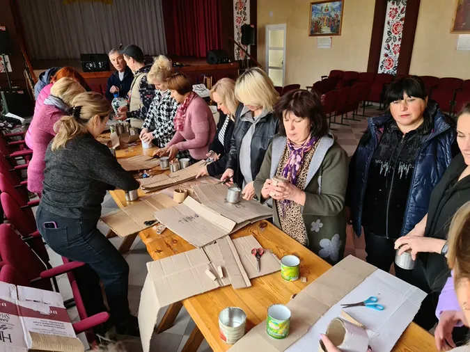 Доки не було світла, у Підгайцівській громаді робили окопні свічки на фронт (фото)