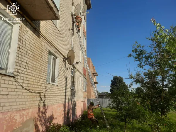 На Волині рятувальники залізли у вікно на третьому поверсі, аби допомогти жінці