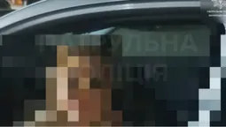 Пасажирка п'яного водія у Луцьку крила матом і тикала «факуни» патрульним (відео)