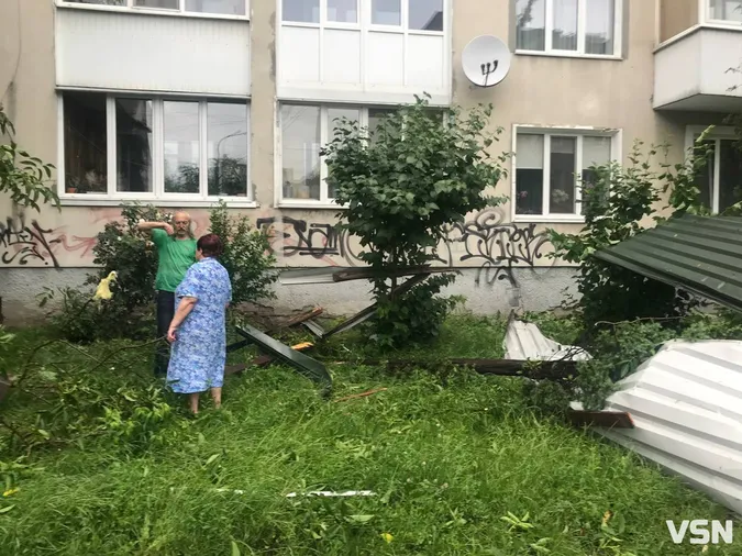 Зірвало дах: у центрі Луцька буря наробила біди (фото, відео)