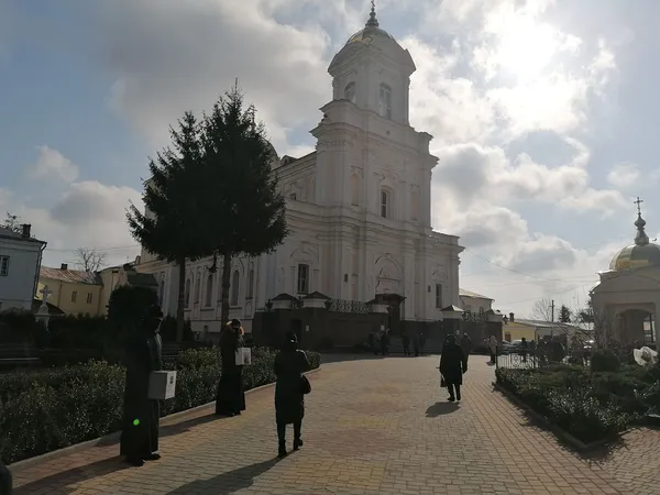 Свічки, молитва й соціальна дистанція: як у луцькому соборі святкують Благовіщення (фото)