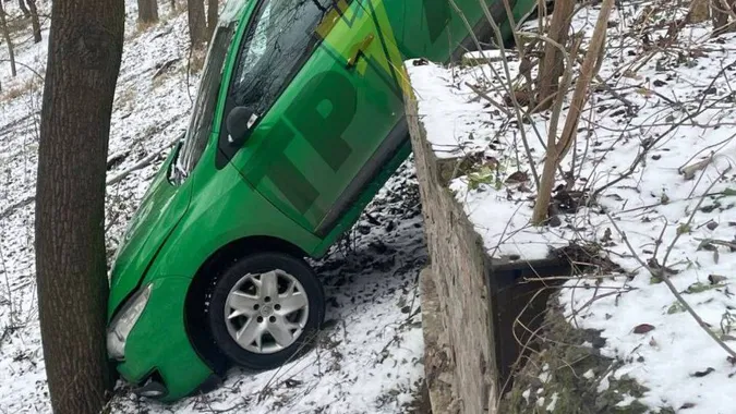 «Стоп-кран» для авто: у Луцьку машина скотилася зі схилу в дерево