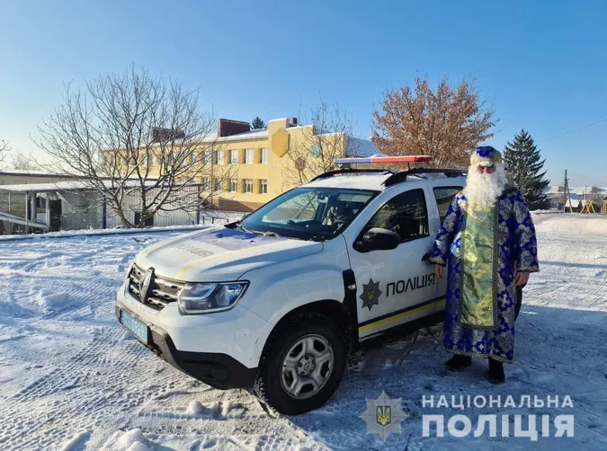 Підгайцівський поліцейський офіцер перевтілився в Святого Миколая та вітає дітей (фото)