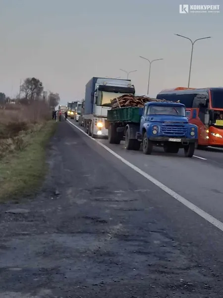 Під Луцьком заблокували дорогу на в'їзд: кожну автівку перевіряють з собаками (оновлено)