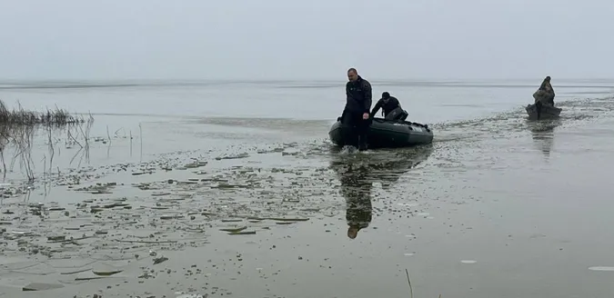 На Волині рятувальники визволили рибалок, які застрягли з пробитим човном посеред озера (фото)