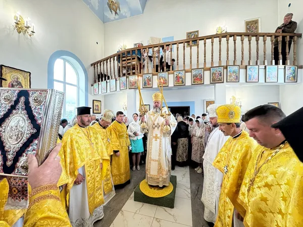Четвертий храм на тому ж місці: на Волині освятили відновлену після пожежі церкву (фото)