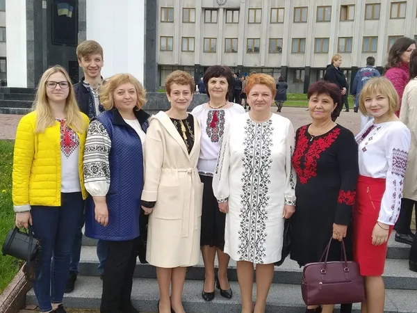 День вишиванки: відомі волиняни одягнули сорочки (фото)