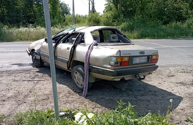 Під Луцьком Audi злетіла у кювет і перекинулась – двоє постраждалих (фото)