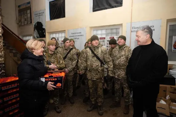 Порошенко привіз десантникам в Авдіївку обладнання для відеорозвідки й мандарини (фото)