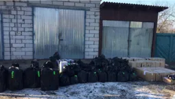 Понад тисячу пляшок і 26 ящиків цигарок: на Волині "накрили" контрабандний склад