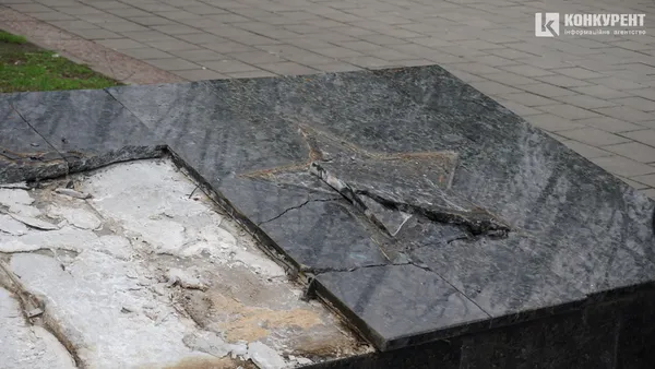 У Луцьку на меморіалі розпочали демонтаж кремлівських зірок (відео)