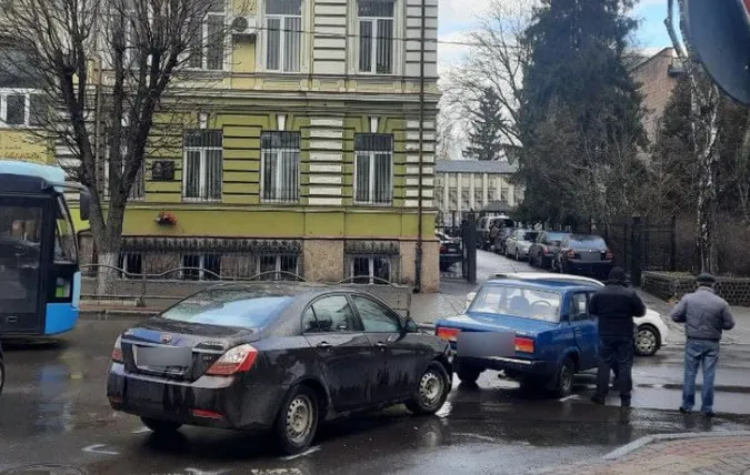 У Луцьку на Винниченка сталася ДТП за участю двох легковиків