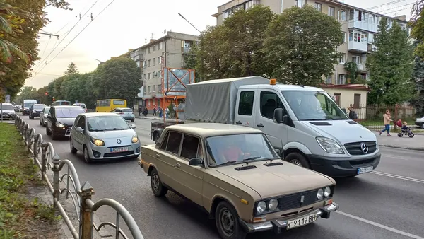 У Луцьку на Перемоги оновлюють розмітку – утворився затор (фото)