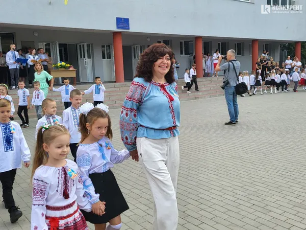 1 вересня у луцькому ліцеї №10: лінійка для першачків та випускників (фото)