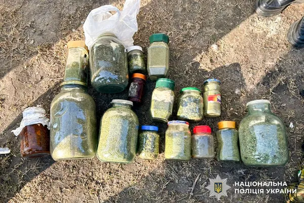 Ховали банки з «травою» в ямах: на Поліссі викрили мільйонний наркобізнес (фото)