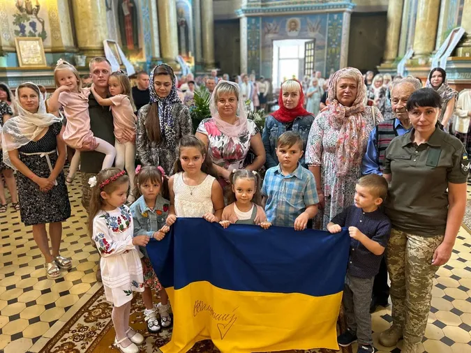 Залужний відзначив волинського священника прапором зі своїм автографом (фото)