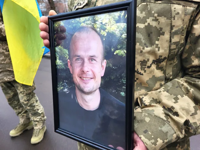 Не встиг узяти на руки новонароджену донечку: у Ковелі попрощалися з воїном Василем Сорокою (фото)
