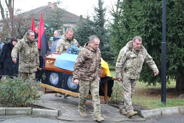 Загинув від удару дроном: у Горохові попрощалися з воїном Олександром Вихневичем (фото)