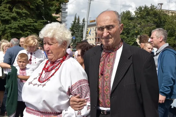 На Театральному майдані лучани «вишили» вінок (фото) 