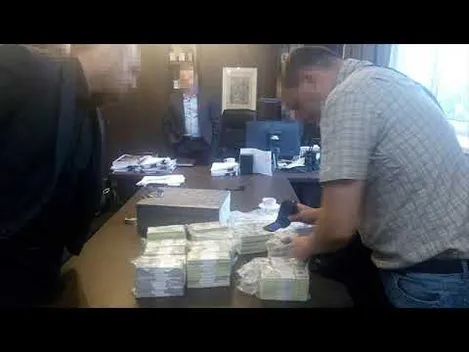 На хабарі в 1,5 мільйона доларів затримали топ-чиновників держпідприємства (фото)