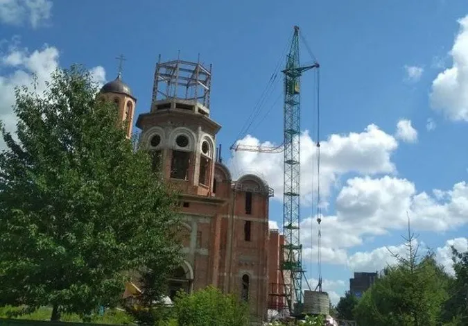 На будівництві луцького храму похилилася частина крану, однак його вже ремонтують (ФОТО)