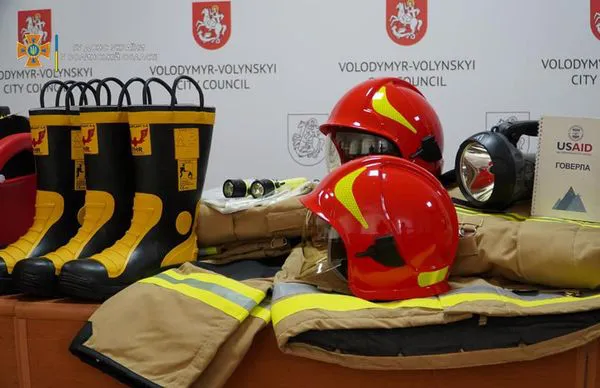 Володимирським рятувальникам передали спецобладнання на майже пів мільйона гривень (фото)