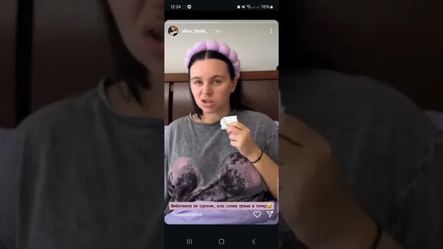 Співачка з Луцька оголила сідниці і голосом Януковича просить її полікувати (відео)