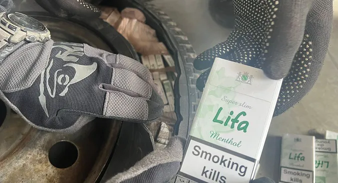 Українка намагалася вивезти до Польщі сигарети у «запасці» (фото, відео)