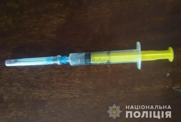 Таблетки, канабіс, шприц: у Нововолинську затримали наркоторговця (фото)