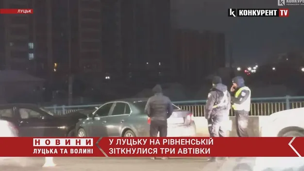 У Луцьку на Рівненській зіткнулися три автівки – рух вулицею ускладнений (фото)