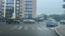 Бампер і капот – ущент: у Луцьку на Ковельській сталася ДТП (фото)