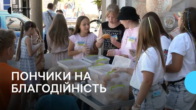 Авторка нової поштової марки з Волині продає з друзями пончики, щоб допомоги ЗСУ (відео)
