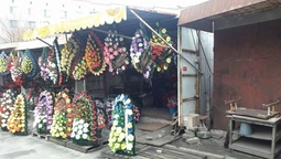 У Луцьку зникла точка продажу штучних квітів і вінків (фото) 