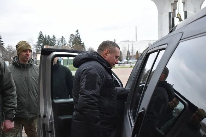 Волинським військовим передали два позашляховики на фронт (фото)